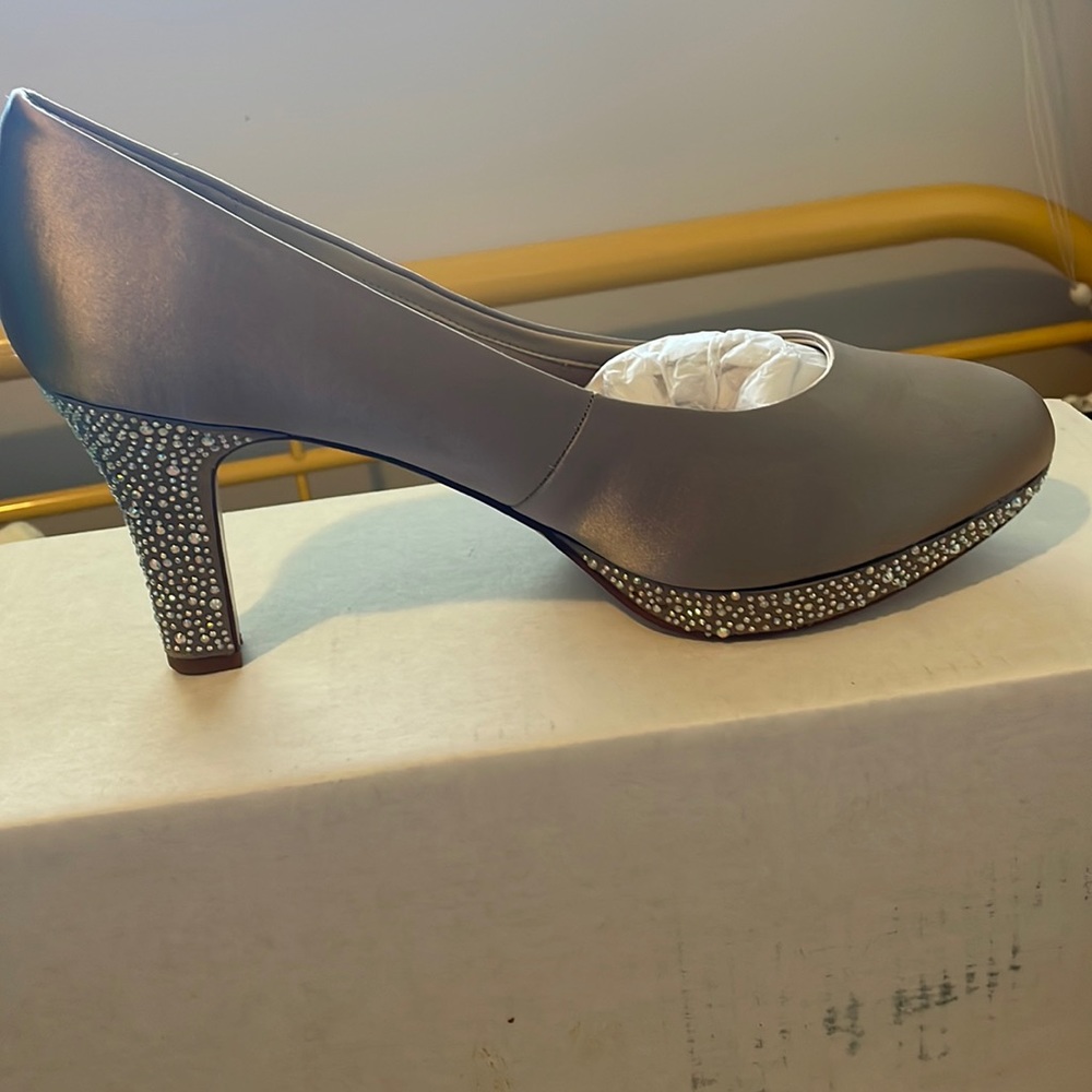 Formal dress pumps